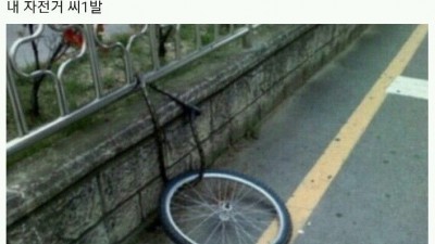 아침에 두발 저녁에 한발인 것은?