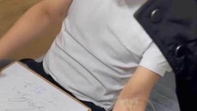 병원에서 링거 맞으면서 싸인해주는 양홍원