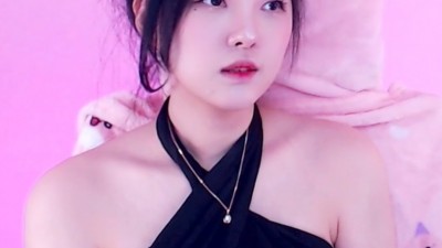 김하선 파멸적인 검은 홀터넥 착용한 김하선 묵직한 가슴골.jpg