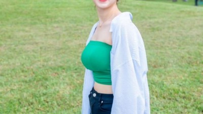 튜브탑 의상 입고 거리 활보하는 안지현