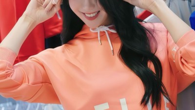 이아영 치어리더 크롭 후드 속 흰 크롭탑