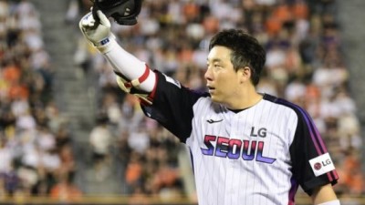 끝내기 기쁨 속 베테랑의 품에 안긴 LG의 미래