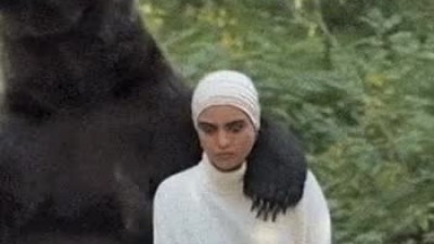 첫 촬영이라 많이 긴장한 여성모델.gif