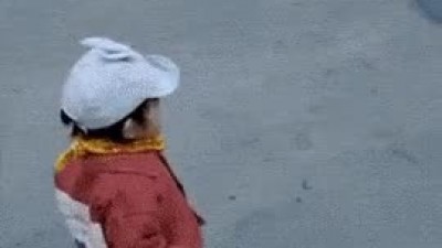 주차차단기에 꽁해버린 애기.gif