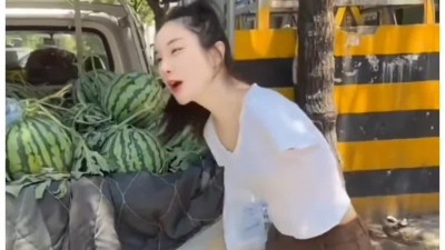 발로 수박장사하는 여자.GIF