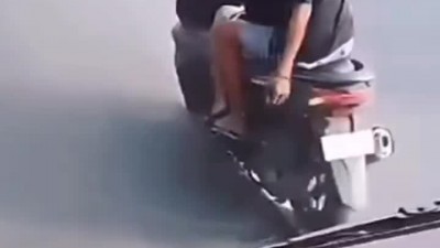 오도방구 양아치가 버스에 시비걸다가 다구리 맞음.mp4