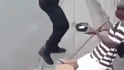 맹인인척 하다가...