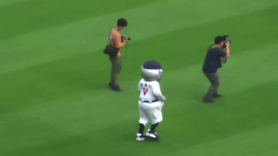 포토타임 지각한 철웅이 때문에 빡친 구단 캐리터 인형들ㅎㅎ