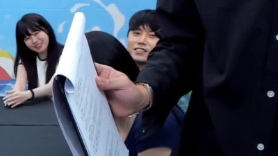 김우현 책상 위에 가슴 얹혀놓는 김우현