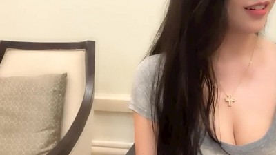 하리미 브라 비치는 회색 반팔티 십자가 목걸이 묵직한 가슴골