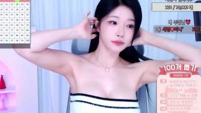 흰 튜브탑 머리 말아올리는 세경