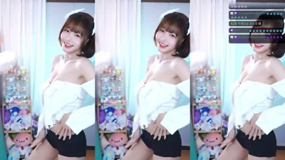 수련수련 흰 오프숄더 찰랑이는 윗슴골