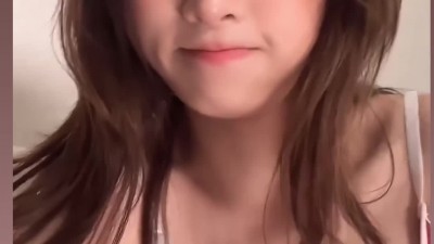 명아츄 빨간 브라 팔로 툭 치는 가슴골