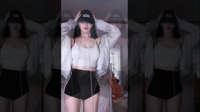 겨우디 캡모자 흰 끈나시 입고 슴부먼트 - 난 예술이야