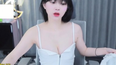 문월 지퍼 달린 흰 끈나시 옆 다 튿어진 검정 핫팬츠