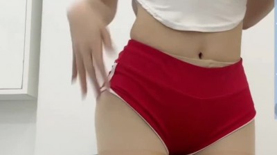 겨우디 살색 팬티스타킹 위에 빨간 육상팬티 입은 겨우디 가슴골