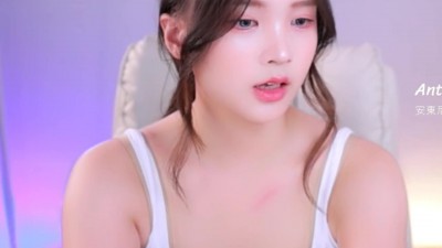 세림잉 흰 끈나시 입은 가슴골