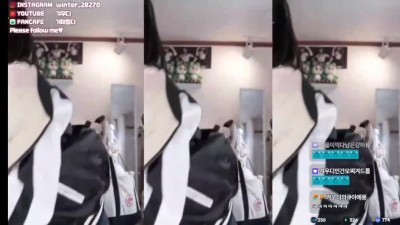 베이지색 브라 + 흰 브라 두겹으로 찬 겨우디 가슴골