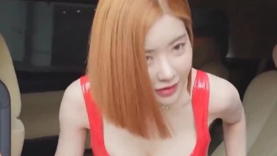 페라리 행사 다녀온 DJ 소다 레드 에나멜 민소매 가슴골