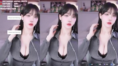 오피스룩 검정 브라 삐져나온 가슴골에 사원증 끼운 겨우디