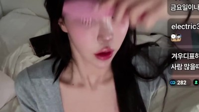 약후) 가슴골 오픈된 회색 티셔츠 입고 머리 빗고 있는 겨우디