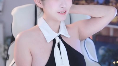 묵직한 사이드붑 삐져나온 흰 카라 홀터넥 둘기얏