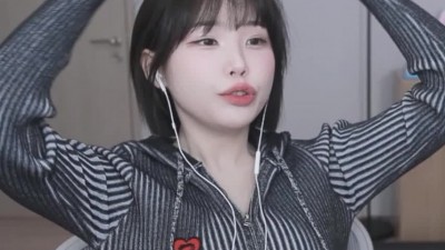 머리 만지는 우정잉