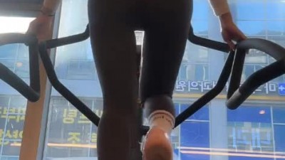 천국의 계단 이용하는 그릴래영 뒤태