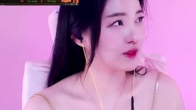 황금색 끈나시 입은 김하선 매우 묵직한 가슴골