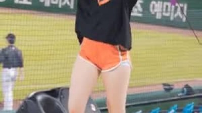 주황색 돌핀 팬츠 김새별 치어리더