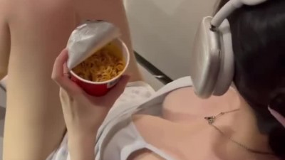 신재은 라운지에서 chill 하게 라면 먹기 끈나시 내려다본 가슴골