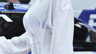 헐렁한 흰셔츠 허리 코르셋 레이싱모델 신새롬