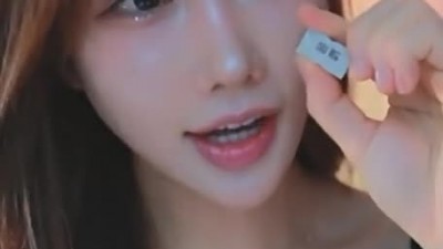 오른쪽 가슴 꼬집는 그릴래영