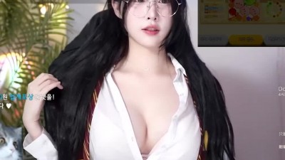 (약후) 흰 셔츠 단추 달랑 1개 잠근 한갱 가슴골