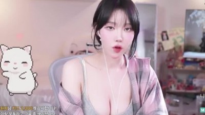 회색 끈나시 알통(?) 자랑하는 겨우디 F컵 가슴골