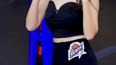 하트 모양 튜브탑 숙인 가슴골 김도아 치어리더