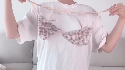 호피 무늬 속옷으로 갈아입는 에디린