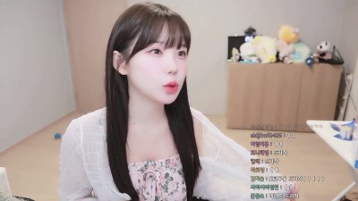 옷 갈아 입는 우정잉 어깨점