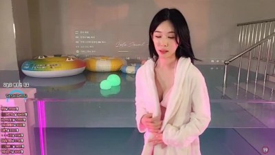 기래민 수영장 유리앞에서 비키니 댄스