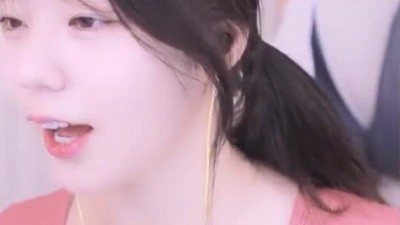 살구색 V넥 입고 꽃받침 댄스 뚜밥