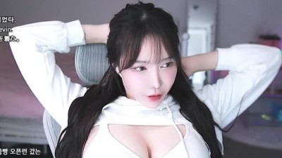 화면 한가득 꽉차는 겨우디 흰 CK 브라 미드