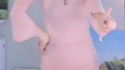 춤실력을 몸매로 커버하는 둘기얏 핑크 미시룩 가슴골