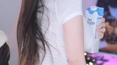 둘기얏 브라 비치는 흰티 입고 우유 리액션 슴부먼트