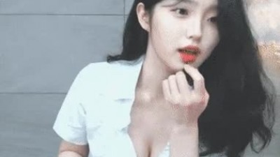 입술 바르고 엉덩이 흔드는 레이첼