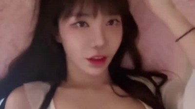 겨우디 흰 란제리 슬립 입고 눕방 윗가슴골 보이는 각도