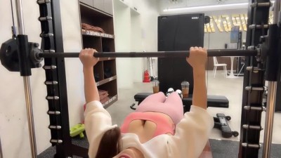 벤치프레스하는 그릴래영