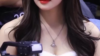 입술 삐죽 내미는 이예빈 치어리더 인형 미모 콧대