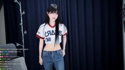 두산 유니폼 입고 허리라인 자랑하는 문월