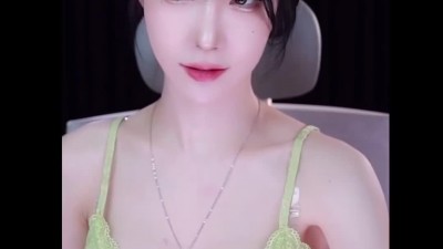 연두색 캐미솔 입고 뽀얀 피부에 오일 바르는 연나비