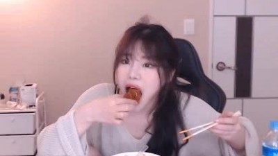 먹방하다 복근 자랑하는 파닥